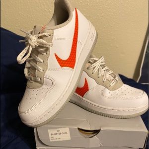 Nike force 1 boys 2.5y like new no stains or tear